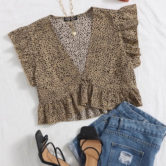 Slightly cropped flowy dotted top - Picture 3 of 4